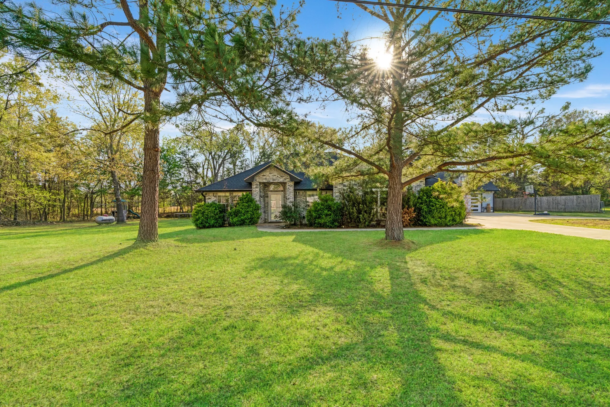 220 Laredo Drive, Reno, TX 75462