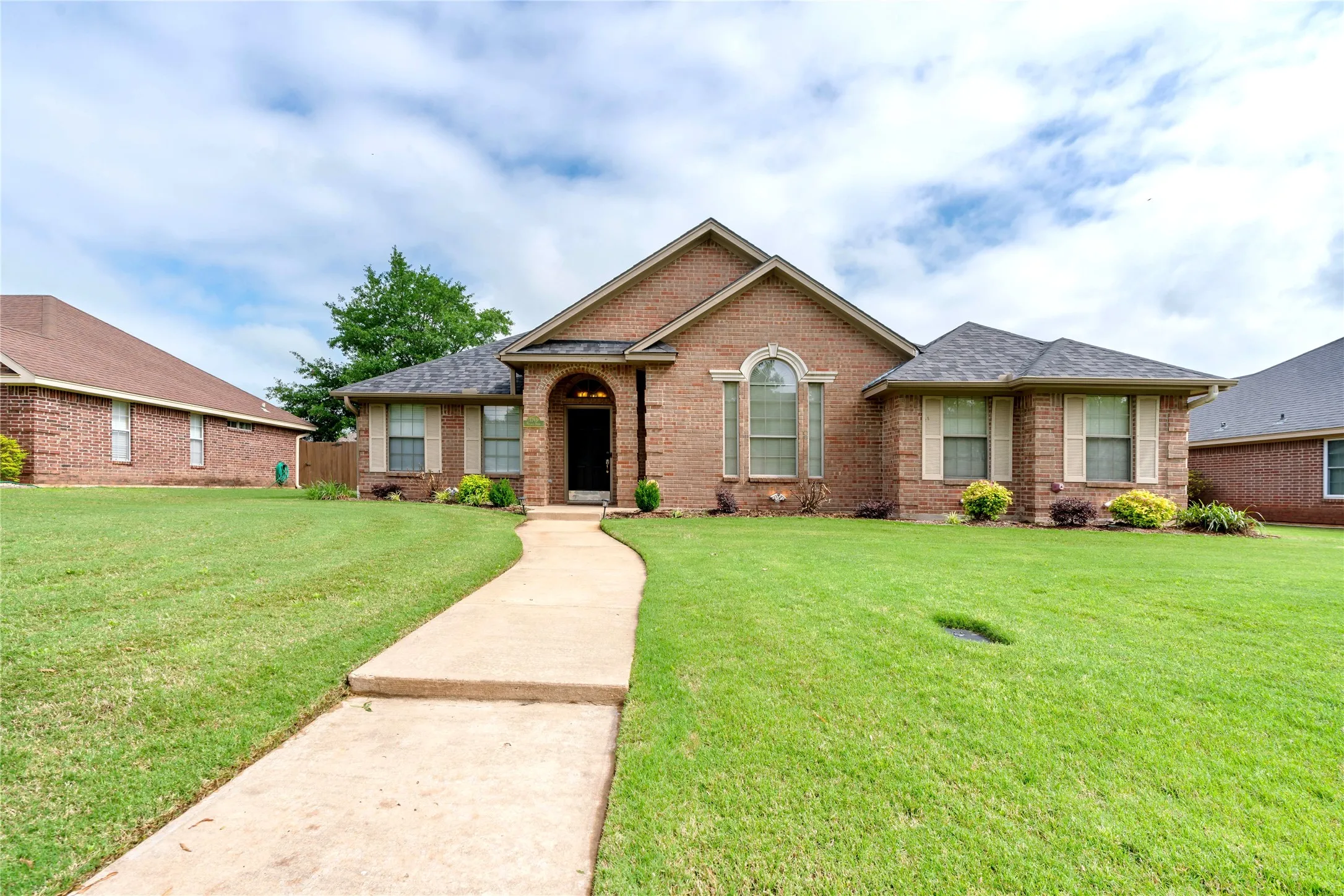 3765 Village Bend, Paris, TX 75462