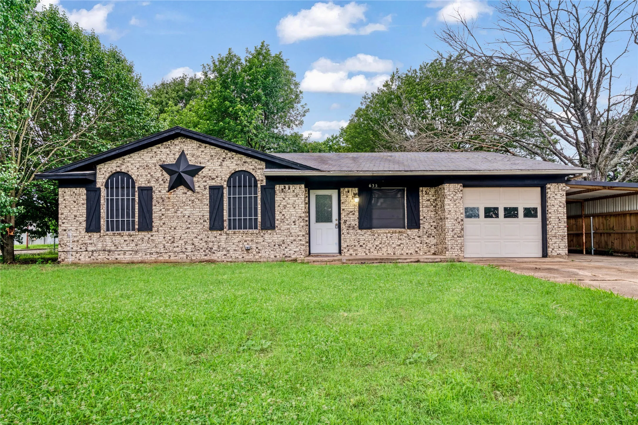635 N Center Street, Blossom, TX 75416